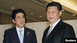 中国国家主席习近平(右)与日本首相安倍在雅加达亚非峰会期间举行会晤。(2015年4月22日)