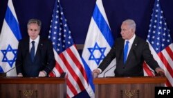 美国国务卿布林肯和以色列总理内塔尼亚胡在特拉维夫以色列国防部举行联合记者会。(2023年10月11日)