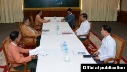 မတ်လ ၁၁ရက်နေ့ က နေပြည်တော်တွင် ကျင်းပသော နိုင်ငံတော်အကြီးအကဲတာဝန်လွှဲပြောင်းမှု စနစ်တကျ ရှိစေရေးနှင့် ဝန်ကြီးဌာန များလွှဲပြောင်းမှု ချောမွေ့အဆင်ပြေရေး စတုတ္ထအကြိမ် ညှိနှိုင်းအစည်းအဝေး။ ဓါတ်ပုံ (Official publication)