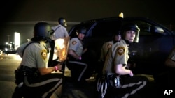 在弗格森市举行示威活动期间,警察与抗议者对峙。