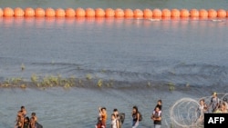 资料照片:2023年7月16日,德克萨斯州伊格尔帕斯的美墨边境的移民。