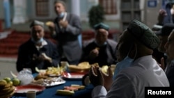 新疆和田加满清真寺的一名伊玛目在斋月期间带领维吾尔信众祈祷(2021年4月29日)