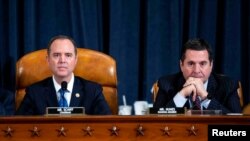 资料照片:美国国会众议院情报委员会的主席希夫(左)与资深成员努涅斯(右)。