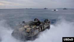 美日在冲绳附近联合军演。(2012年11月5日)