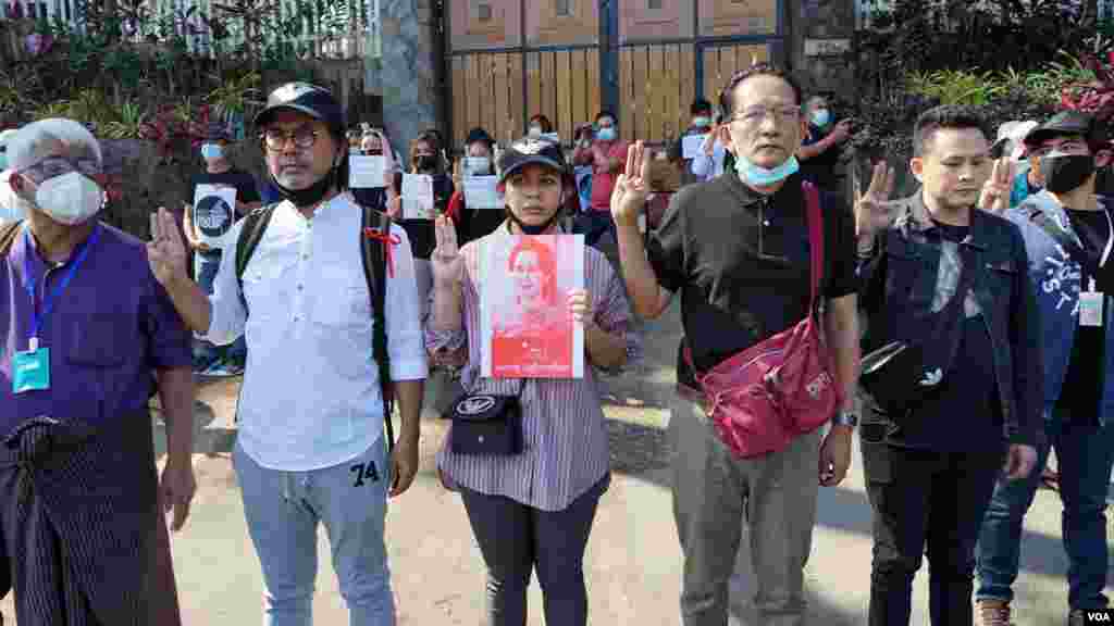 ရန်ကုန်မြို့ရှိ အမေရိကန်သံရုံးရှေ့ စစ်အာဏာသိမ်း ဆန့်ကျင် ဆန္ဒပြ မြင်ကွင်း။