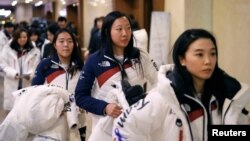 韩国女子冰球队队员在首尔参加完2018年平昌冬奥会开幕前召开的一个仪式之后离开。 (2018年1月24日)