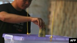 ၂၀၁၅ နိုဝင်ဘာတုန်းက ရခိုင်ပြည်နယ်ရှိ မဲဆန္ဒရှင်တဦး မဲထည့်နေစဉ်