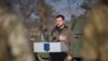На фото пресслужби президента України Володимир Зеленський вшанує хвилиною мовчання пам’ять загиблих воїнів під час відвідування навчального центру у невстановленому місці в Україні. 3 листопада 2023 року.