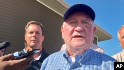 资料照片:美国农业部长珀杜(Sonny Perdue)在伊利诺伊州对媒体发表讲话(2019年8月28日)