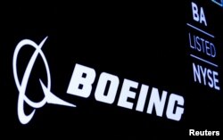 2019年8月7日,美国纽约证券交易所 (NYSE) 的屏幕上显示波音标志。(路透社照片)