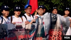 美国东部时间2019年6月1日晚,百余人出席了全美学自联在中国驻美国大使馆门前举行了“六四”30周年纪念烛光晚会,图为中国民主党的部分成员 (美国之音萧雨拍摄)