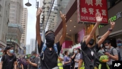 香港民众抗议北京的港版国家安全立法,他们做出“五大诉求,缺一不可”的手势。(2020年5月24日)