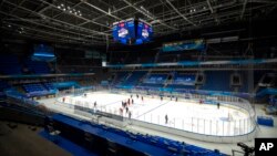 中国冰上运动学院冰球队在北京国家室内体育馆举行的体验北京冰球国内测试活动中进行冰上练习,这是2022年北京冬奥会的一项测试活动。(资料照片)