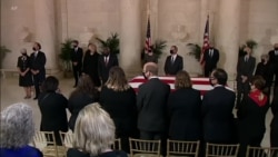 最高法院大法官参加仪式纪念金斯伯格 最高法院大法官参加仪式纪念金斯伯格