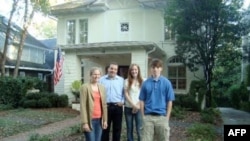 曾经卖掉豪宅帮穷人的美国人萨尔文一家是典型的美国家庭,有父母儿女