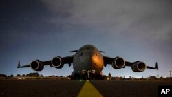 美国空军公布的照片显示,在喀布尔哈米德·卡尔扎伊国际机场,一架美国空军的C-17运输机准备接走美国陆军第82空降师的军人。(2021年8月30日)