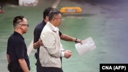 资料照:台湾民众党主席、前台北市长柯文哲因涉贪腐案2024年9月5日再度被警方羁押前往一辆开往拘押中心的警车。