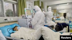 Bác sĩ chăm sóc bệnh nhân tại Bệnh viện Trung ương Vũ Hán (ảnh được bệnh viện đưa lên mạng ngày 25/1/2020).