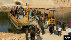 2025年2月12日,据称为诈骗中心的受害者从缅甸克伦邦妙瓦底的皎吉泰缅边境登上一艘船,与接他们的泰国陆军士兵会合。