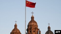 一面中国国旗在北京王府井天主教堂前飘扬。(2020年10月22日)