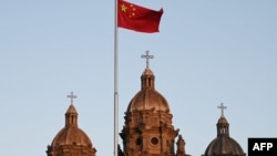 一面中国国旗在北京王府井天主教堂前飘扬。(2020年10月22日)