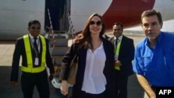 Angelina Jolie ဘင်္ဂလားဒေ့ရှ်ကို ရောက်လာစဉ်