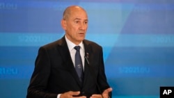 资料照:2021年10月6日,斯洛文尼亚总理扬沙在欧盟-西巴尔干峰会结束后的新闻发布会上发表讲话(美联社)。