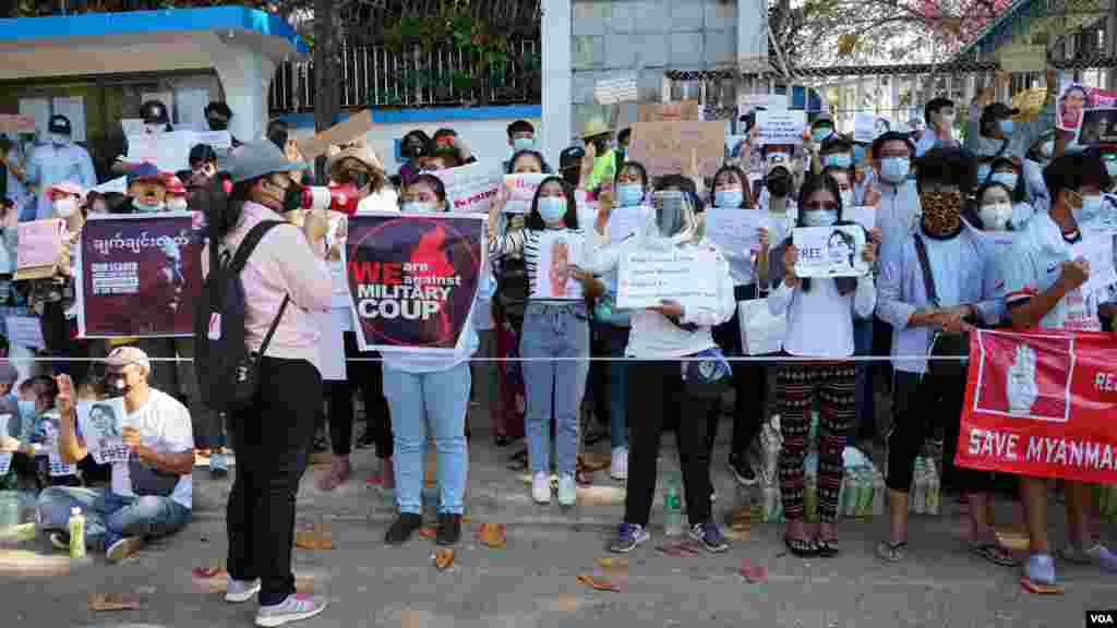 ရန်ကုန်မြို့ ကုလသမဂ္ဂရုံးရှေ့ စစ်အာဏာဆန့်ကျင်ဆန္ဒပြ မြင်ကွင်း။