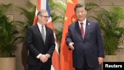 英国首相斯塔默与中国领导人习近平在出席巴西里约热内卢G20峰会期间举行双边会晤。(2024年11月18日)