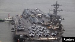 美国核动力航空母舰“罗斯福号”(CVN-71)星期六抵达韩国,停靠釜山作战基地。(路透社)