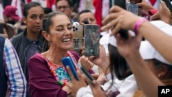 墨西哥总统候选人克劳迪娅·欣鲍姆(Claudia Sheinbaum)在首都墨西哥城举行的开幕竞选集会上欢迎支持者。(资料图片:2024年3月1日)