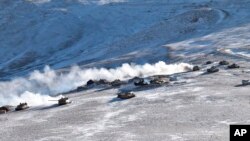 2021年2月10日,印军坦克从中印边境后撤。(照片来自美联社)