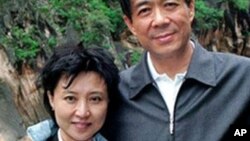 谷开来(左)和她的丈夫薄熙来