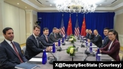 美国常务副国务卿兰道(Chris Landau,左起第四位)在纽约联合国大会期间会晤中国外交部常务副部长马朝旭(右起第三位)。(2025年9月25日)