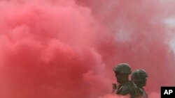 2016年9月9日,美韩军队举行仁川登陆纪念活动,双方进行了第66次仁川登陆行动。图为韩国与美国的海军陆战队员站在烟雾之中。(资料照片)