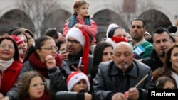 在伯利恒的圣诞教堂外面,人们举行圣诞节庆祝活动(2017年12月24日)