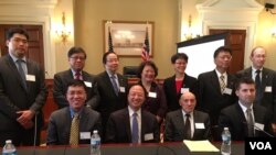 台美关系研究中心成立举行研讨会,江宜桦与该智库成员及与会学者合影 (美国之音钟辰芳拍摄)