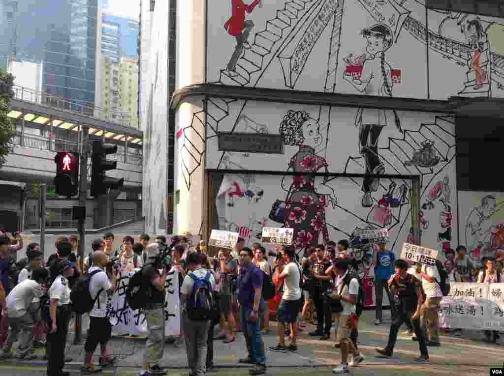 香港学联大专界罢课星期三继续在添马公园举行(美国之音图片/海彦拍摄)