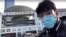 中国公民记者陈秋实在中国中部湖北省武汉市一场病毒性疫情中，在一家会议中心改建的临时医院前面。(2020年2月4日)