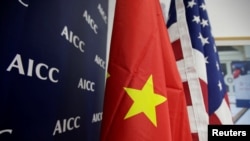 北京举行的2020中国国际服务贸易交易会上美国国际商会展位上的美中国旗 。(2019年5月28日)