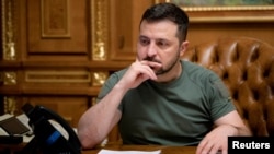 乌克兰总统泽连斯基10月4日与美国总统拜登通话的情景。(乌克兰总统新闻处提供)