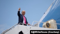 2025年7月15日,特朗普总统在安德鲁斯联合基地登上空军一号专机,前往宾西法尼亚州。(白宫照片)