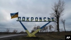 资料照片:一辆汽车沿着离开波克罗夫斯克的公路上行使。(2024年12月20日)