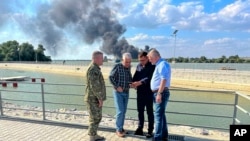 罗马尼亚国防部长蒂瓦尔(左二)视察乌克兰边境地区。(2023年9月6日)