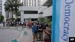 香港选民排队为泛民主派立法会选举初选投票。(2020年7月11日)