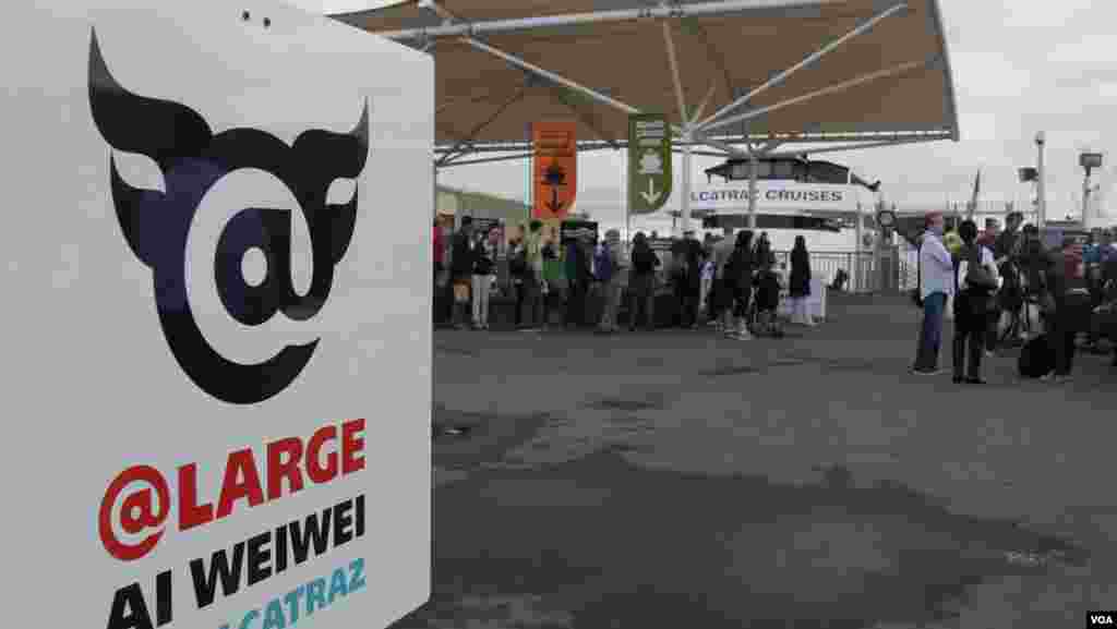 登岛交通船码头上的艾未未展览告示（美国之音国符拍摄）