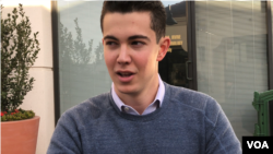 2020年2月13日,十八岁的南加州青年特雷弗·克莱因在尔湾加州大学接受美国之音专访。