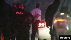 警方11月27日(星期五)拘押了57岁枪手罗伯特·迪尔,他在一个负责做人流的公共医疗设施外,涉嫌打死了一名警察和两名平民。