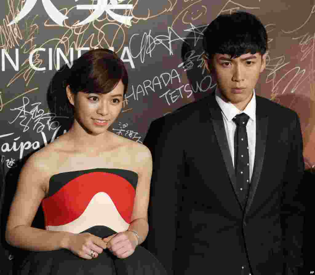 台湾女演员宋芸桦和男演员柯震东2016年3月17日参加在澳门举行的亚洲电影大奖典礼。宋芸桦主演的,由中国大陆投资拍摄的暑期档电影《西虹市首富》上映一个星期,票房就超过15亿,但25岁的宋芸桦卷入政治风波。她2015年接受台湾媒体访问的视频被挖出来。在“快问快答”的游戏环节里,被问到“最喜欢的国家”时,宋芸桦不假思索地快乐答道:“台湾”。而一些认为 “台湾属于中国”的网民叫宋芸桦滚回她所谓的国家去。中国环球时报在报道标题中说, 《西虹市首富》更火了,怒火的火!