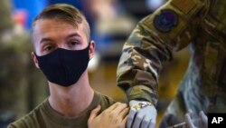 资料照片:美国国防部提供的照片显示第15医疗大队在夏威夷珍珠港-希卡姆联合基地承办大型新冠疫苗接种站。(2021年2月9日)